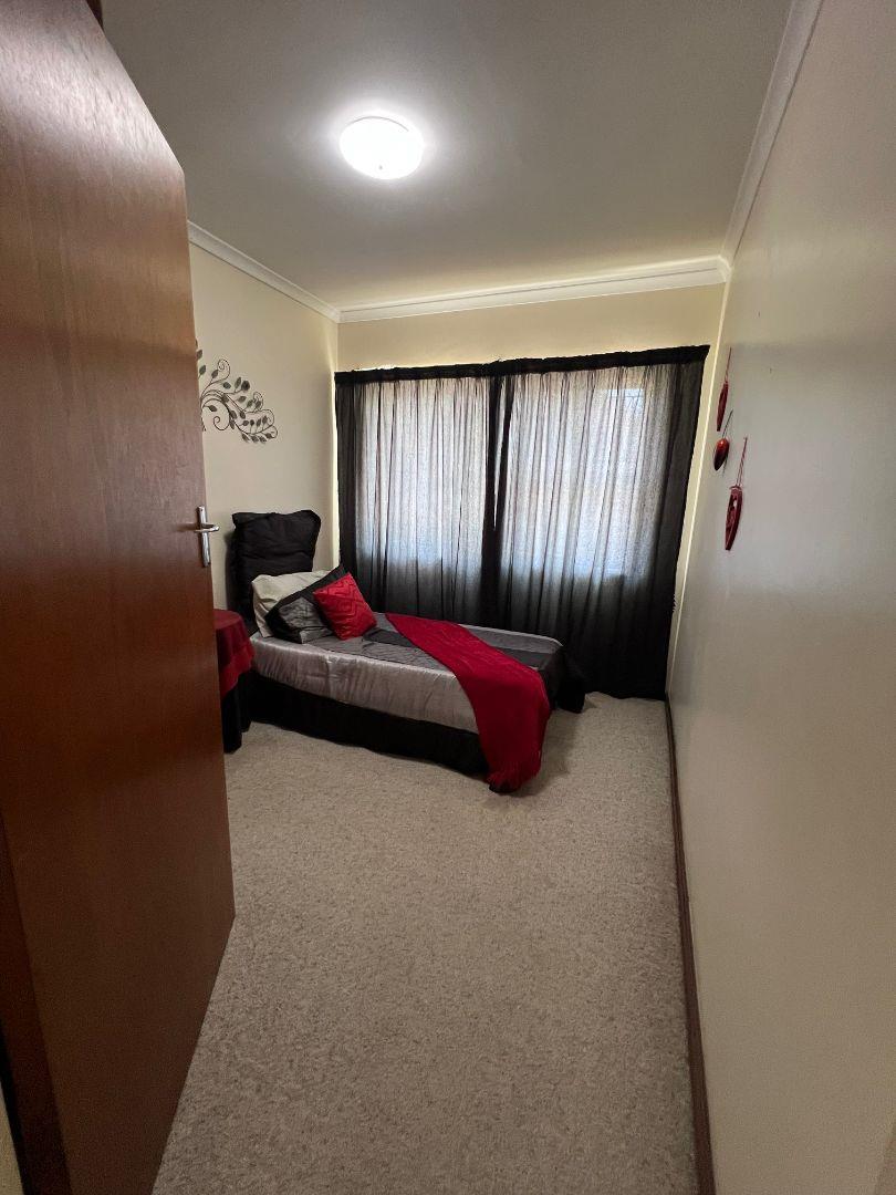 To Let 4 Bedroom Property for Rent in Rowallan Park Eastern Cape